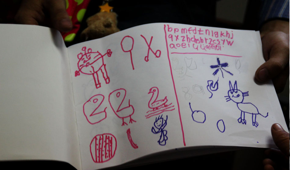 她還記得老師教給她的東西，或許她的畫中隱藏著小小的內(nèi)心深處的期盼。