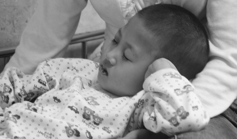 從生病那一天起，媽媽很少下床，她要時(shí)刻陪著小彬嫻，她知道女兒離不開自己。在病床上媽媽就是小彬嫻最安全的避風(fēng)港，就連睡覺(jué)也要躺在媽媽的懷里，這樣才安心。