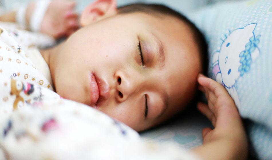 小彬嫻眼部、嘴部、脖子等出血點(diǎn)致使她無(wú)法吃硬東西，不小心劃破一下對(duì)她就是最大的損失，每個(gè)人都在保護(hù)著她，包括幼小的她自己。