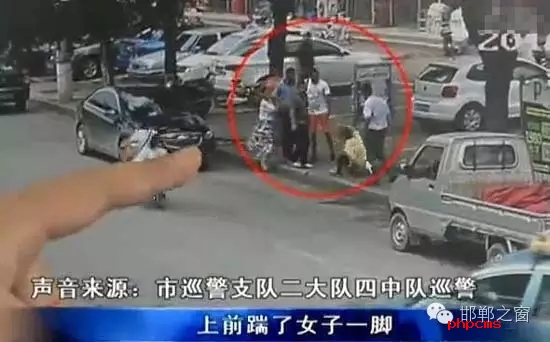 8月5日，市巡警支隊(duì)二大隊(duì)四中隊(duì)巡警在水廠路上巡邏時(shí)，突然一名神色慌張的男子攔下了警車，男子向巡警說他的愛人被打了。巡警立即查看情況，發(fā)現(xiàn)一名約30歲的女子手捂腹部倒在便道上，巡警立即撥打了110和120。經(jīng)了解得知，受傷女子于某某已懷有兩個(gè)月身孕，于某某的丈夫與男子有經(jīng)濟(jì)糾紛，當(dāng)天男子找于某某的丈夫要錢，結(jié)果起了爭(zhēng)執(zhí)。巡警從醫(yī)院了解到于某某不幸流產(chǎn)。