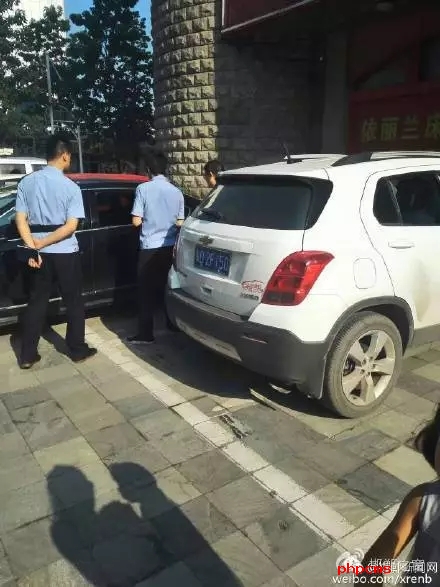 網(wǎng)友爆料：8月10日晚，邯鄲人民路西段，天晁小區(qū)附近，家具大世界門(mén)前，十幾輛小車玻璃被砸，車內(nèi)有價(jià)值財(cái)物被洗劫一空，目前警方已介入調(diào)查。