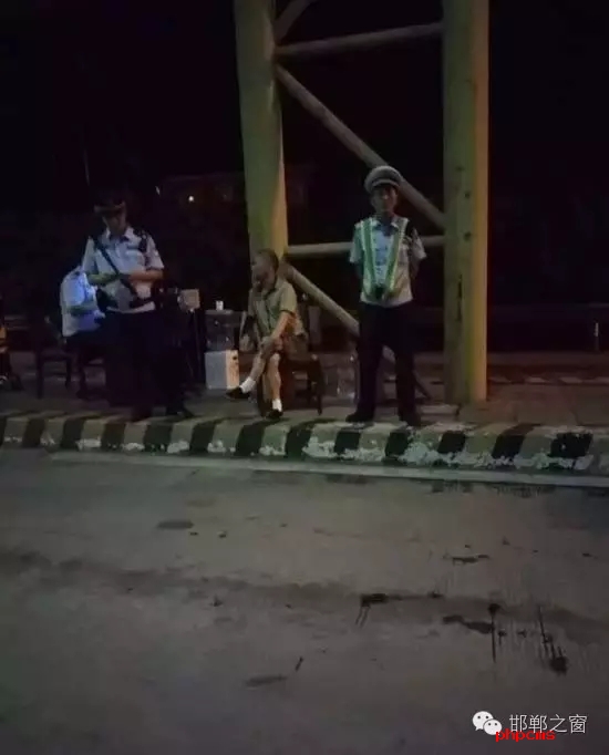 8月9日晚，磁縣交警大隊(duì)林坦中隊(duì)民警在執(zhí)行勤務(wù)中，對(duì)一輛小型普通客車進(jìn)行例行檢查，該車司乘人員三人，其中兩名乘坐人員神情恍惚，非?？梢?，民警認(rèn)真核對(duì)每名人員信息，經(jīng)網(wǎng)上對(duì)比查詢，系統(tǒng)提示陳某某具有吸毒史。執(zhí)勤民警立即對(duì)該車進(jìn)行全面徹查，并對(duì)該車三名司乘人員做了尿檢，檢驗(yàn)結(jié)果兩名乘坐人員為陽(yáng)性。最終，經(jīng)過(guò)細(xì)致盤(pán)問(wèn)，周某某、陳某某對(duì)其吸毒事情供認(rèn)不諱。