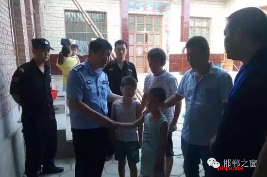 8月11日上午，邯鄲館陶縣公安局指揮中心接到報(bào)警，柴堡鎮(zhèn)劉村李某因欠柴堡鎮(zhèn)武張屯村李某某錢(qián)款，李某某將李某的兩個(gè)兒子（一個(gè)10歲，一個(gè)8歲）拘禁。民警迅速趕到現(xiàn)場(chǎng)，發(fā)現(xiàn)李某家街門(mén)被反鎖，民警登上盤(pán)梯與嫌疑人談話(huà)，穩(wěn)定其情緒，做其思想工作，當(dāng)日下午17時(shí)20分許，兩個(gè)小男孩被成功解救。