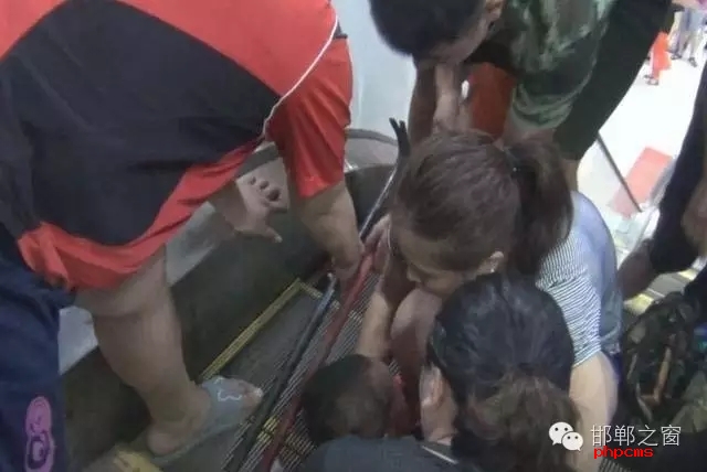 8月11日下午2點(diǎn)，曲周縣百貨大樓一名幼兒手臂卡入滾動(dòng)扶梯，接到報(bào)警后，邯鄲消防曲周中隊(duì)立即趕赴現(xiàn)場(chǎng)進(jìn)行救援。據(jù)商場(chǎng)工作人員介紹，幼兒母親在一旁買(mǎi)水時(shí)，沒(méi)注意幼兒爬到電梯口玩耍不慎將手臂卡住。