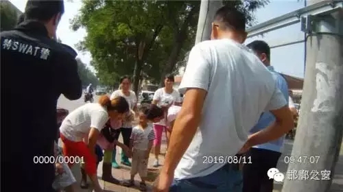 8月11日上午，邯鄲武安市公安局巡特警大隊(duì)民警巡邏至富強(qiáng)路北頭格力空調(diào)對(duì)面時(shí)，發(fā)現(xiàn)一名三歲小男孩獨(dú)自一人在路邊哇哇大哭。巡邏民警迅速下車(chē)詢(xún)問(wèn)，從他斷斷續(xù)續(xù)的講述中，得知孩子未經(jīng)大人同意，自己跑出來(lái)玩，找不到家了，民警經(jīng)多方努力，終于安全把孩子送回家。