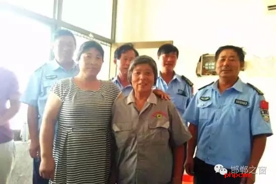 8月10日下午，何某到臨漳縣醫(yī)院給孩子看病，不慎將錢(qián)包丟失?？h醫(yī)院保潔員張付榮打掃衛(wèi)生時(shí)，在走廊坐椅上發(fā)現(xiàn)了錢(qián)包，看了看錢(qián)包里有很多錢(qián)和卡，她在原處等了好久也沒(méi)見(jiàn)人來(lái)領(lǐng)取，便將錢(qián)包送到保安室，經(jīng)清點(diǎn)發(fā)現(xiàn)里面有2700多元現(xiàn)金及銀行卡。幾經(jīng)周折，終于找到了著急尋找錢(qián)包的何某，通過(guò)確認(rèn)無(wú)誤后，將錢(qián)包交還到了失主手中。