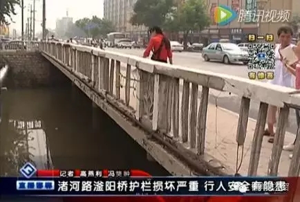 最近住在渚河路滏陽(yáng)橋附近的居民們反映，說(shuō)滏陽(yáng)橋護(hù)欄破損嚴(yán)重，每次從橋上通過(guò)時(shí)，都提心吊膽，附近居民為了安全，用繩子簡(jiǎn)單的進(jìn)行圍擋。