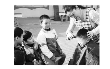 “苗老師理發(fā)又快又好看！”昨日是二月二“龍?zhí)ь^”的好日子，邯鄲市叢臺(tái)區(qū)滏東小學(xué)教師苗艷敏義務(wù)給十多名留守兒童理發(fā)，受到了眾人好評(píng)。為擁有這門(mén)手藝，苗艷敏利用節(jié)假日暗中“修煉”了3年。 早在2014年2月，苗艷敏就從網(wǎng)上購(gòu)買(mǎi)了電動(dòng)理發(fā)器，每逢節(jié)假日便去理發(fā)店觀摩學(xué)習(xí)。經(jīng)過(guò)一個(gè)多月的鉆研，她把愛(ài)人當(dāng)成了第一個(gè)“試驗(yàn)品”，結(jié)果以失敗告終。 為真正學(xué)好理發(fā)手藝，苗艷敏除了光顧各理發(fā)店取經(jīng)外，還經(jīng)常上網(wǎng)學(xué)習(xí)。功夫不負(fù)有心人，經(jīng)過(guò)3年多的修煉，她的手藝越來(lái)越嫻熟，漸漸得到了大家的認(rèn)可。 今年二月二，她特意從家里帶來(lái)理發(fā)工具，為廣大師生一展才藝。