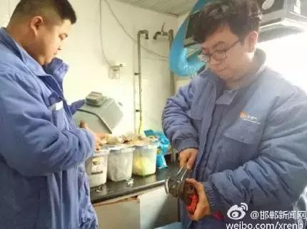 2月28日，邯鄲華潤(rùn)燃?xì)夤竟ぷ魅藛T對(duì)我市叢臺(tái)花園，滏新家園等燃?xì)庥脩暨M(jìn)行安檢，截止目前，該公司已入戶安檢21938戶，發(fā)現(xiàn)隱患并整改1564戶。根據(jù)相關(guān)規(guī)定，燃?xì)饨?jīng)營(yíng)企業(yè)每?jī)赡晷鑼?duì)所管轄范圍內(nèi)的燃?xì)庥脩暨M(jìn)行一次入戶安全檢查工作，其目的是查找安全隱患，確保用戶安全用氣。