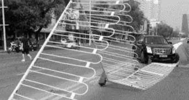 2月13日晚，在河北省邯鄲市渚河路與光明大街交叉口發(fā)生的一起交通逃逸事故。剛輸完液的受害人從羅城頭村口由南向北行駛，正準(zhǔn)備左轉(zhuǎn)時(shí)，卻被迎面而來(lái)的逆行車輛撞飛在地，該司機(jī)并沒(méi)有停車，而是加速向南行駛，瞬間就消失的無(wú)影無(wú)蹤了。 隨后，邯山大隊(duì)事故科的民警趕到現(xiàn)場(chǎng)。查出這輛肇事車輛就在這起事故發(fā)生的三分鐘前，就在位于中華大街渚河路東南角的金業(yè)小區(qū)的停車場(chǎng)，撞斷停車場(chǎng)的欄桿后加速逃離了現(xiàn)場(chǎng)。 而前面的這起事故，應(yīng)該就是該車在逃逸的過(guò)程中行駛到羅城頭附近，撞人后再次逃逸。通過(guò)天網(wǎng)監(jiān)控顯示，這輛轎車拐進(jìn)一小區(qū)后，就一直沒(méi)有出現(xiàn)過(guò)。2月14日凌晨2點(diǎn)05分警車到達(dá)該小區(qū)，經(jīng)過(guò)近半個(gè)小時(shí)的搜索，民警在小區(qū)的一個(gè)角落里找到了這輛肇事車輛。這起發(fā)生在2月13號(hào)的交通肇事逃逸案宣告告破。