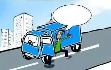 2月27日凌晨，邯鄲市一名男子套用其表哥A2駕駛證信息駕駛大貨車進(jìn)入市區(qū)，沒(méi)成想因?yàn)樽旖堑囊活w痣被交警看出破綻，不僅被公安機(jī)關(guān)依法行政拘留了15天，而且被罰款1500元。在事實(shí)面前，駕駛?cè)瞬坏貌怀姓J(rèn)自己無(wú)證，試圖用表哥的駕駛證蒙混過(guò)關(guān)。